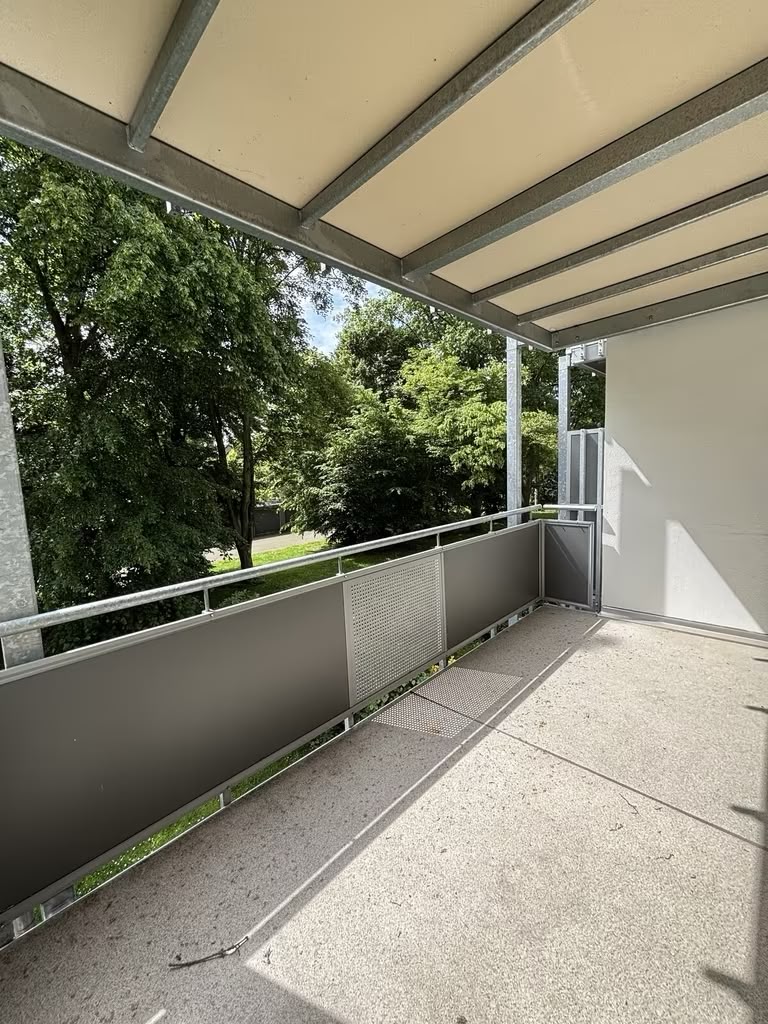 Überdachter Balkon mit Blick ins Grüne
